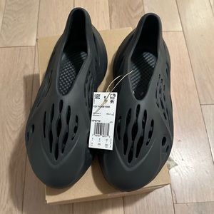 adidas Yeezy Foam Runner “Onyx” (REAL, NWT, MEN’S SIZE 8)
